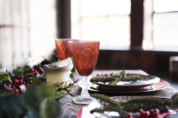 Decorazioni per la cena di Natale e Capodanno su sfondo sfocato con luce dalla finestra