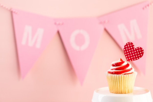 Decorazioni per la festa della mamma su tavola di legno.