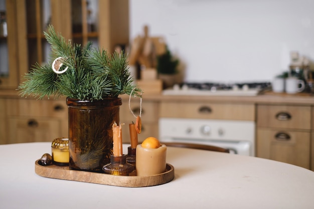 Decorazioni per la tavola di Natale sul tavolo della cucina di casa in stile eco