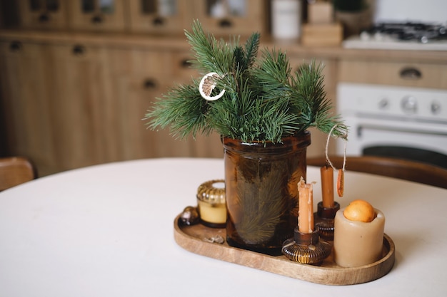 Decorazioni per la tavola di Natale sul tavolo della cucina di casa in stile eco