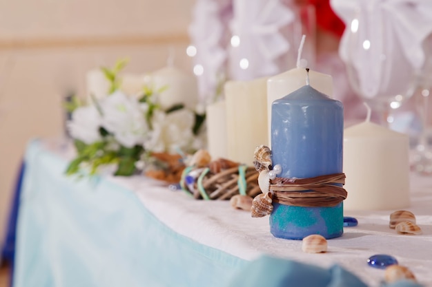 Decorazioni per la tavola di nozze nel ristorante sullo sfondo degli interni