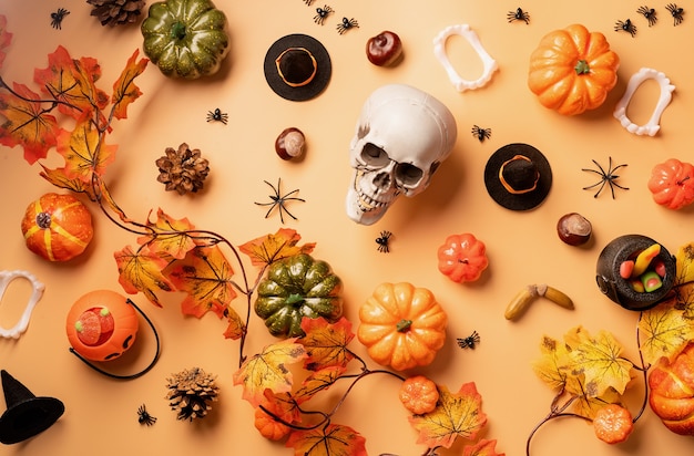 Decorazioni per le feste di Halloween con zucche e caramelle su sfondo arancione
