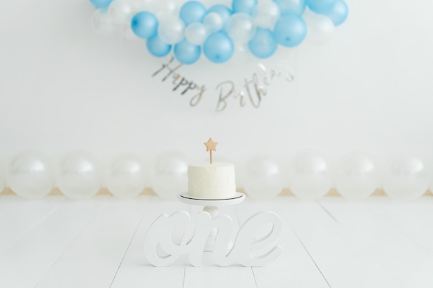 Decorazioni per lo smash della torta. Idea per la sessione fotografica del primo anno del bambino. Decorazioni per feste di compleanno di palloncini