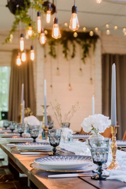 Decorazioni per matrimoni boho blu e oro.