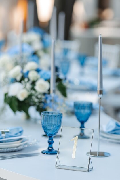 Decorazioni per matrimoni. Elegante tavolo allestito in pastelli blu.