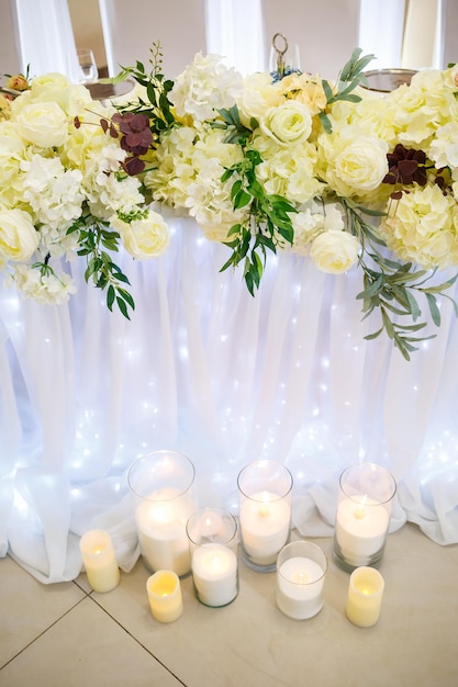 Decorazioni per matrimoni fatte di fiori e tessuto. Bellissime decorazioni per gli sposi nel giorno del loro matrimonio