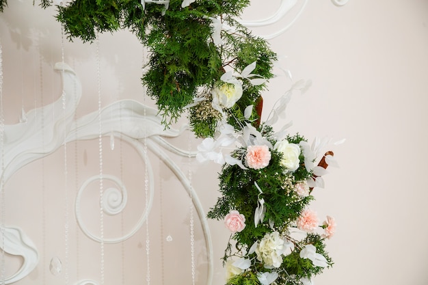 Decorazioni per matrimoni fatte di fiori e tessuto. Bellissime decorazioni per gli sposi nel giorno del loro matrimonio