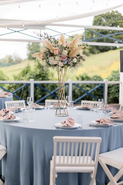 Decorazioni per matrimoni in blu delicato con tovagliolo rosa da tavola con bellissimi fiori bianchi