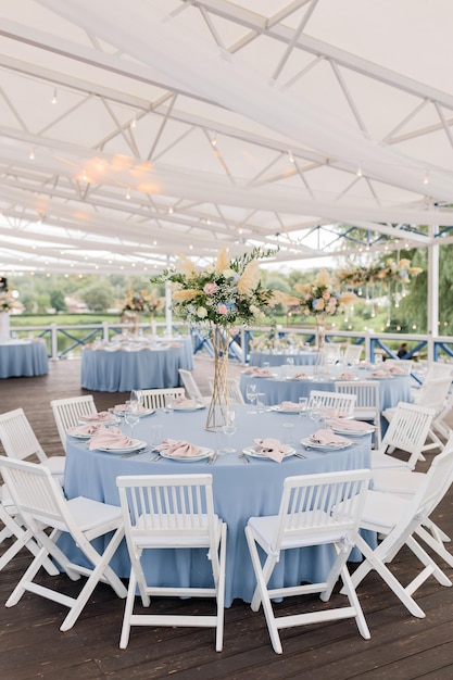 Decorazioni per matrimoni in blu delicato con tovagliolo rosa da tavola con fiori delicati Matrimonio in primo piano