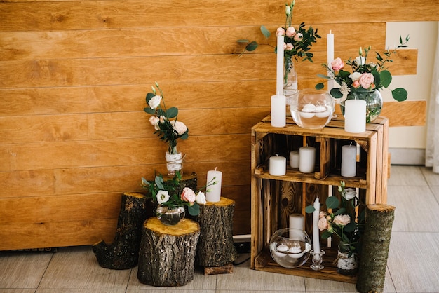 Decorazioni per matrimoni in legno con candele L'arco in legno per la cerimonia è decorato con fiori e verdi Decorazioni floreali originali per matrimoni Ricevimento