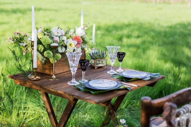 Decorazioni per matrimoni. Tavolo per sposi da esterno. Ricevimento di nozze.