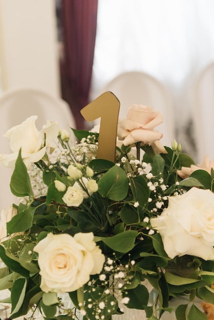 Decorazioni per sale eventi, decorazioni per matrimoni, numeri da tavola decorati con fiori