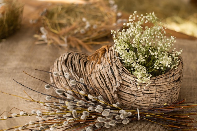 Decorazioni primaverili Decorazioni pasquali su fondo di legno Scarpa intrecciata con fiori di gipsofila