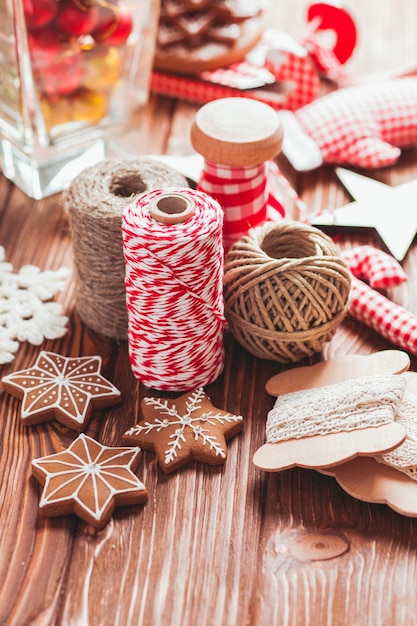 Decorazioni regalo di Natale - corde rosse e rustiche e pan di zenzero