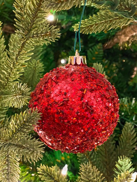 Decorazioni rosse e dorate sull'albero di Natale Palle di Natale sul ramoscello dell'albero Sfondo di Natale