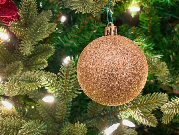 Decorazioni rosse e dorate sull'albero di Natale Palle di Natale sul ramoscello dell'albero Sfondo di Natale