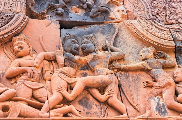 Decorazioni scolpite sulle pareti del complesso del tempio Banteay Srei, Siem Reap, in Cambogia.