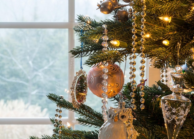 Decorazioni sul dettaglio dell'albero di Natale