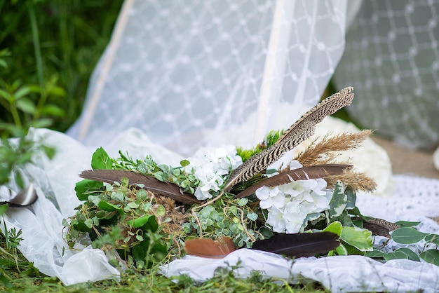 Decoro di piume di fiori e vegetazione in natura bellissima composizionexA