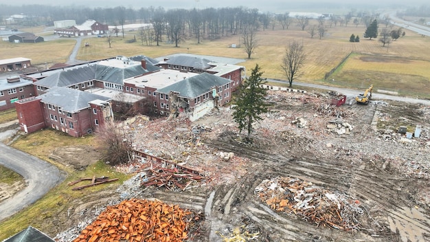 Decostruzione di un ospedale abbandonato con drone e cumuli multipli di rottami presso l'Indiana Byron Health Center