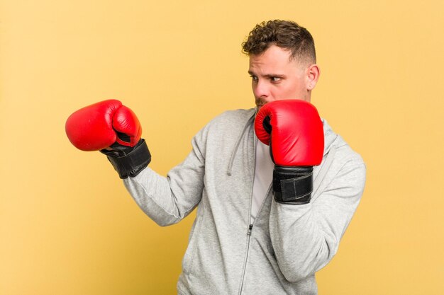 Dedicato ed energico, un uomo caucasico che pratica la boxe sta investendo nella sua salute fisica e c