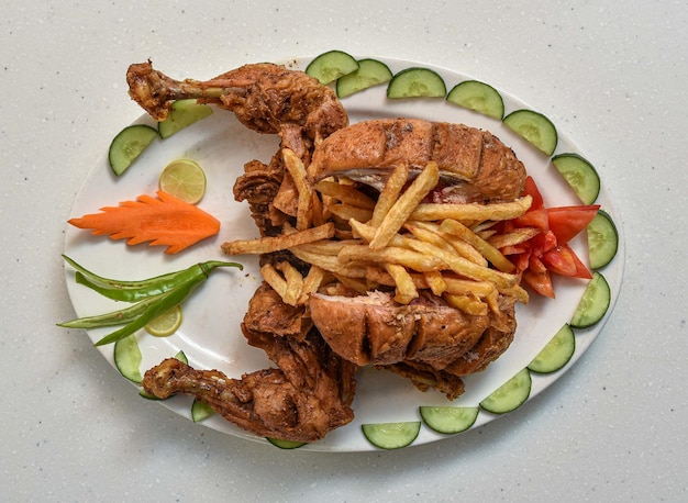 Deggi arrosto di pollo al vapore con carota e fetta di cetriolo servito in un piatto isolato su sfondo grigio vista dall'alto del cibo indiano pakistani