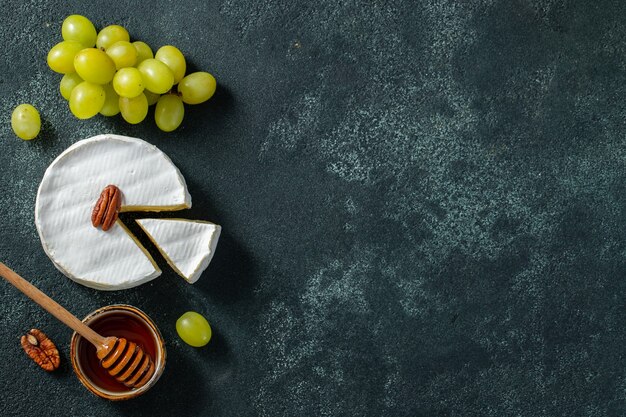 Degustazione di formaggio piatto su un piatto di legno.