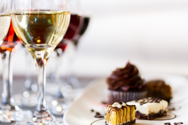 Degustazione di vino e pasticcini al cioccolato.