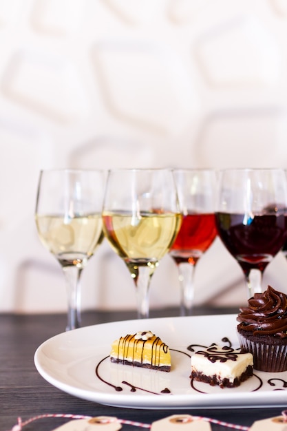 Degustazione di vino e pasticcini al cioccolato.