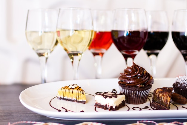 Degustazione di vino e pasticcini al cioccolato.