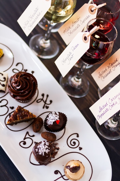 Degustazione di vino e pasticcini al cioccolato.