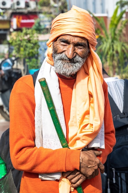 Delhi India 28022023 Ritratto di un uomo con un turbante arancione dall'India