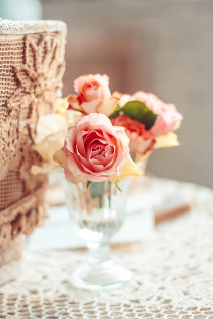 Delicata composizione con fiori in un vaso