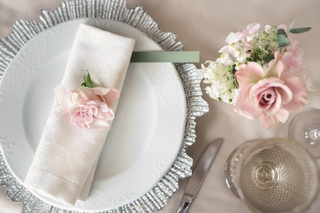Delicata tavola di nozze Un piatto con un tovagliolo e una rosa