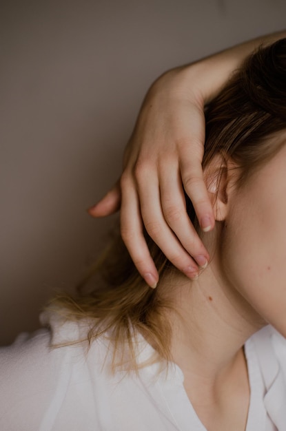 Delicate mani delle ragazze che le toccano i capelli e il collo