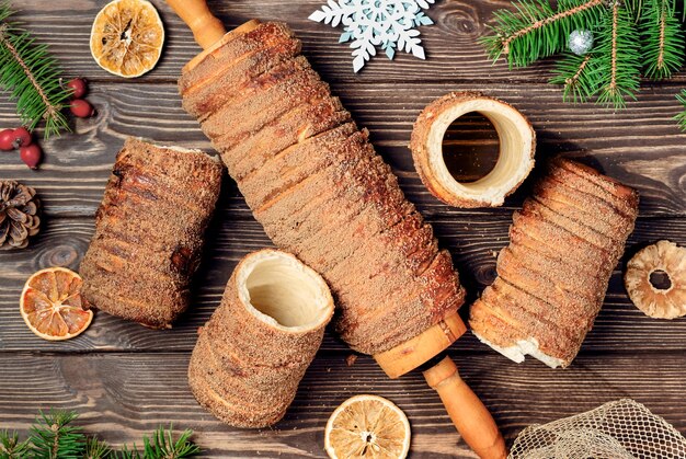 Delicatezza dall'impasto Trdelnik. Impasto cotto su spiedino e carbone con zucchero, cannella e vaniglia. Dolci natalizi, street food. Cucina ceca e morava.