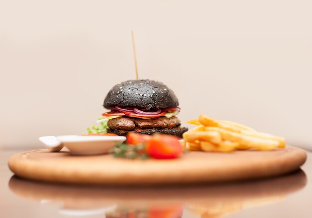 Delicatezza. Delizioso hamburger nero al nero di seppia. DOF poco profondo. Concentrati sull'hamburger