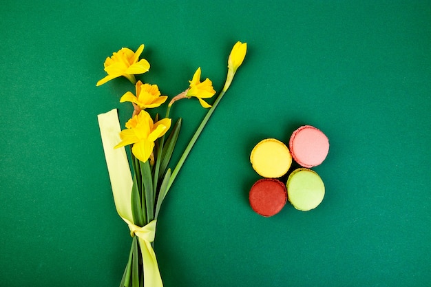 Delicatezza francese, amaretti colorati con fiori di primavera.