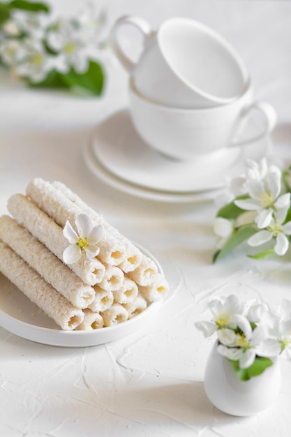 Delicati biscotti dolci ripieni di crema alla vaniglia su un piatto bianco Vista frontale