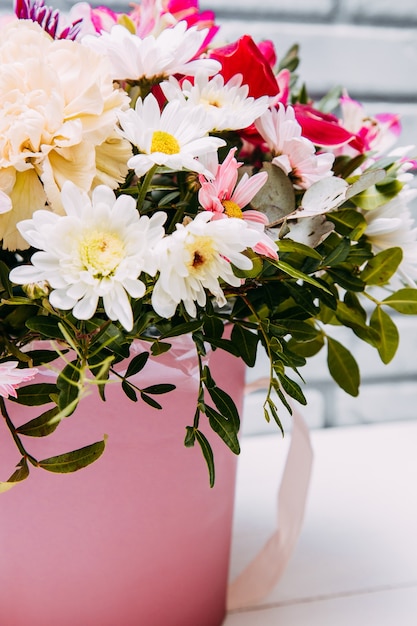 Delicato bouquet di fiori diversi in confezione rosa.