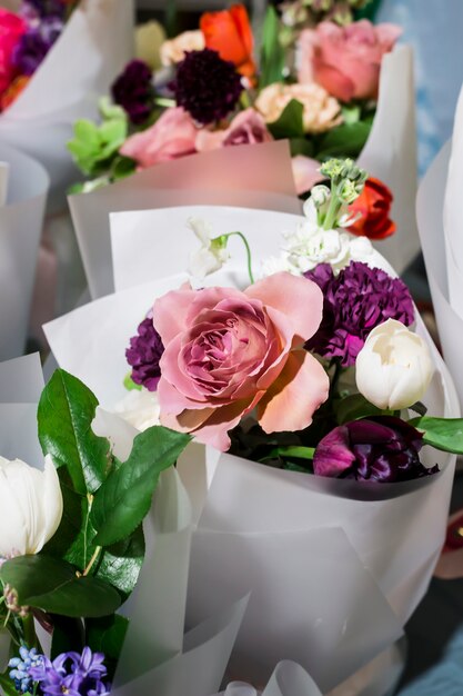 Delicato bouquet moderno con una rosa sul mercato dei fiori