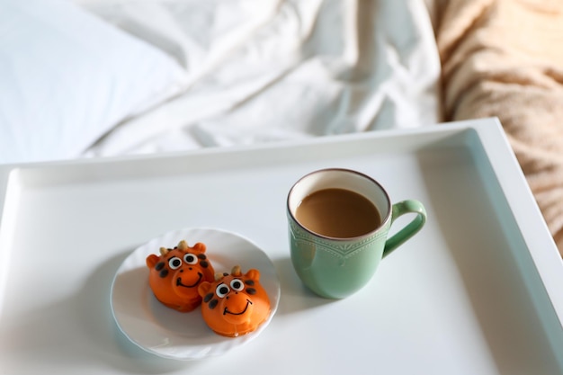 Delicato dessert a forma di simpatici animali con una tazza di caffè sul tavolo