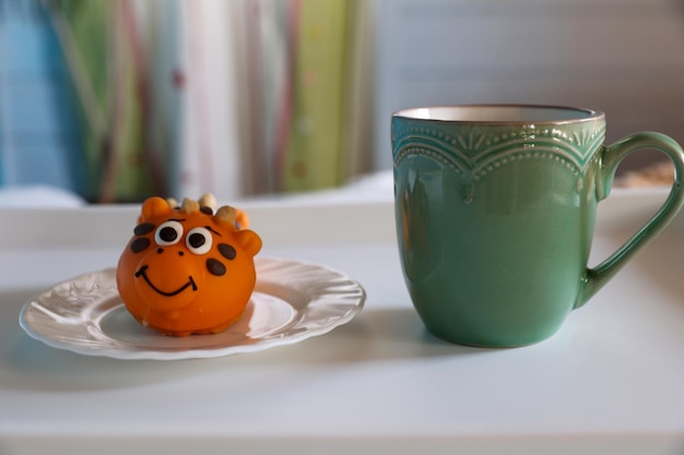 Delicato dessert a forma di simpatici animali con una tazza di tè sul tavolo Bere il tè fatto in casa Sfondo chiaro Cornice quadrata