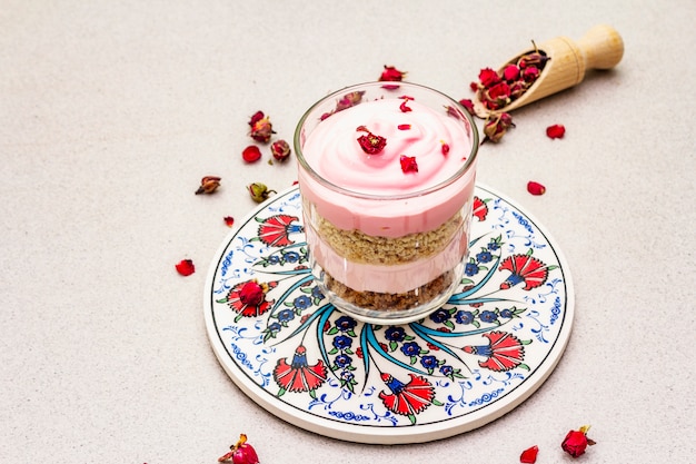 Delicato dessert alla panna Rosa commestibile tradizionale turca, petali di fiori