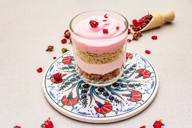 Delicato dessert alla panna Rosa commestibile tradizionale turca, petali di fiori