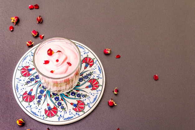 Delicato dessert alla panna Rosa commestibile tradizionale turca, petali di fiori