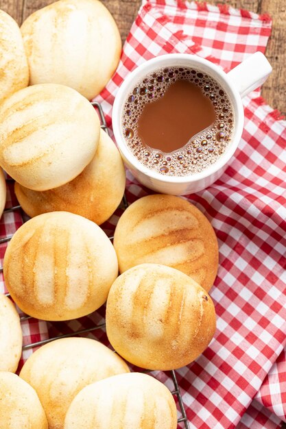 Delici e nutrienti almojabanas o pandebono un alimento a base di farina di manioca e formaggio