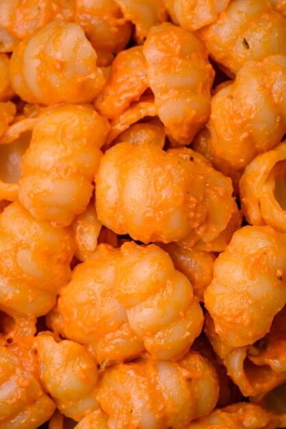 Delici pasta fresca con salsa di pesto, spezie salate ed erbe su un piatto di ceramica