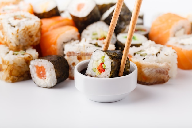 Delicious Peace of Sushi Rolls in Stick. Porzione di alimenti freschi