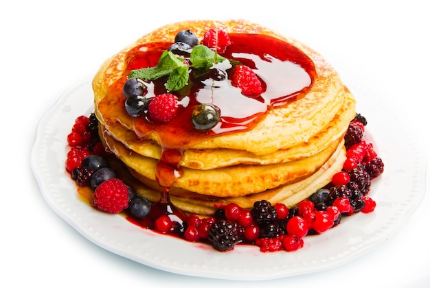 Deliciuos pancake con frutta fresca su bianco